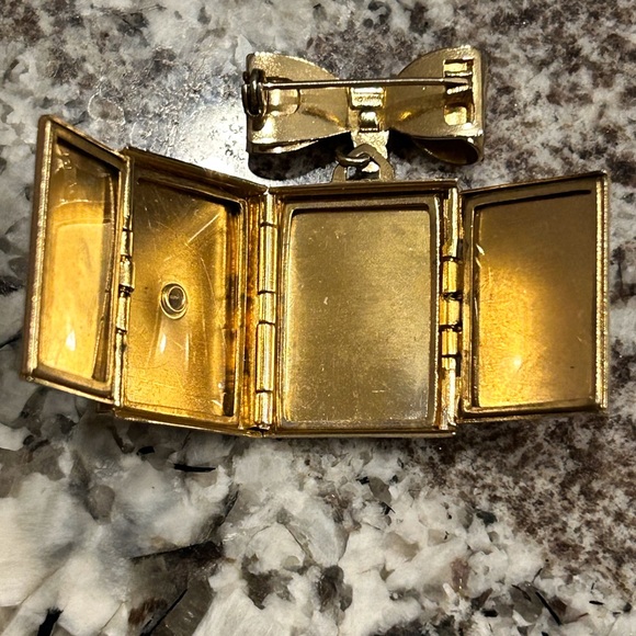 Coro Picture Locket Lapel Brooch - Picture 2 of 3